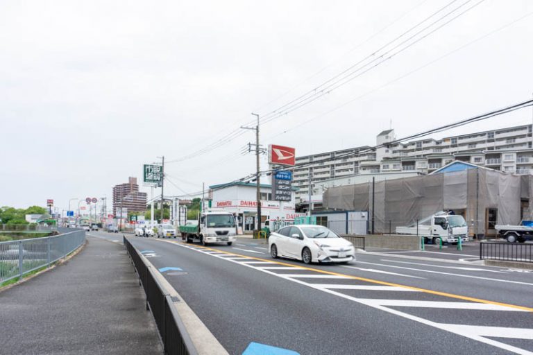 府道18号線ぞいビバモールの近くに「からやま」ってからあげ専門店つくってる。7月2日オープン予定