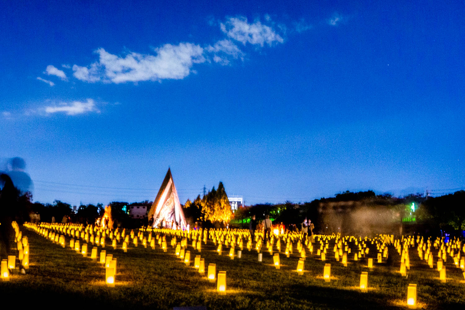 打上川治水緑地で始まった「月見とランタンの夕べ」。いと幻想的な空間