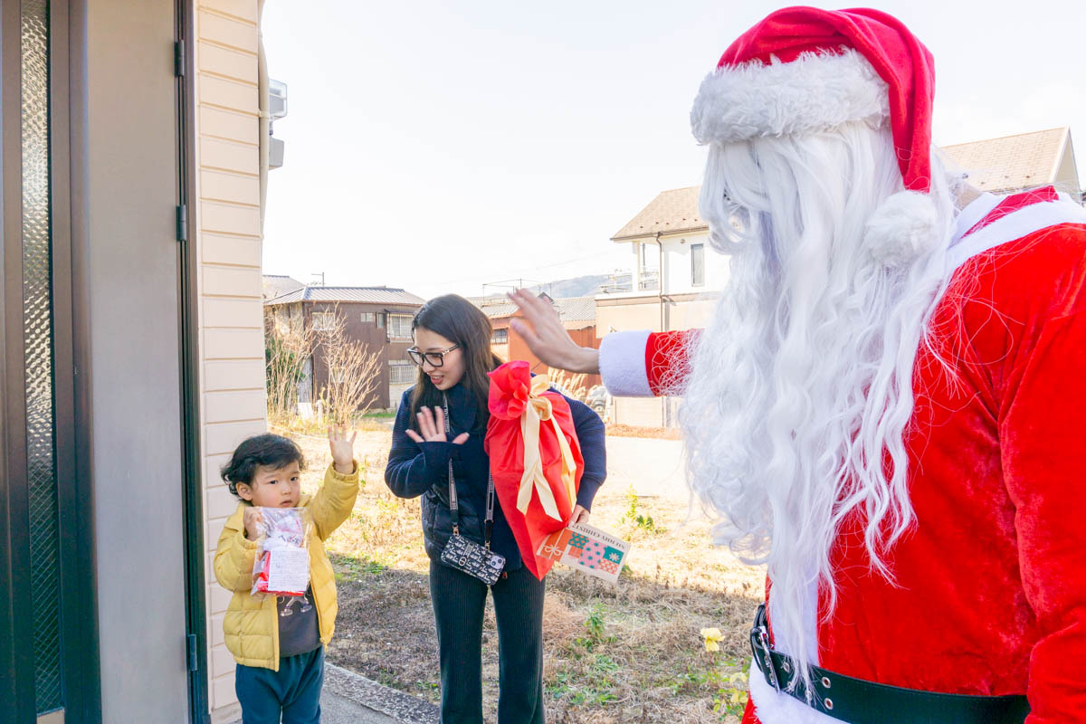 サンタが家にやってきた！子供に夢を届ける現場に密着取材【ひらつー