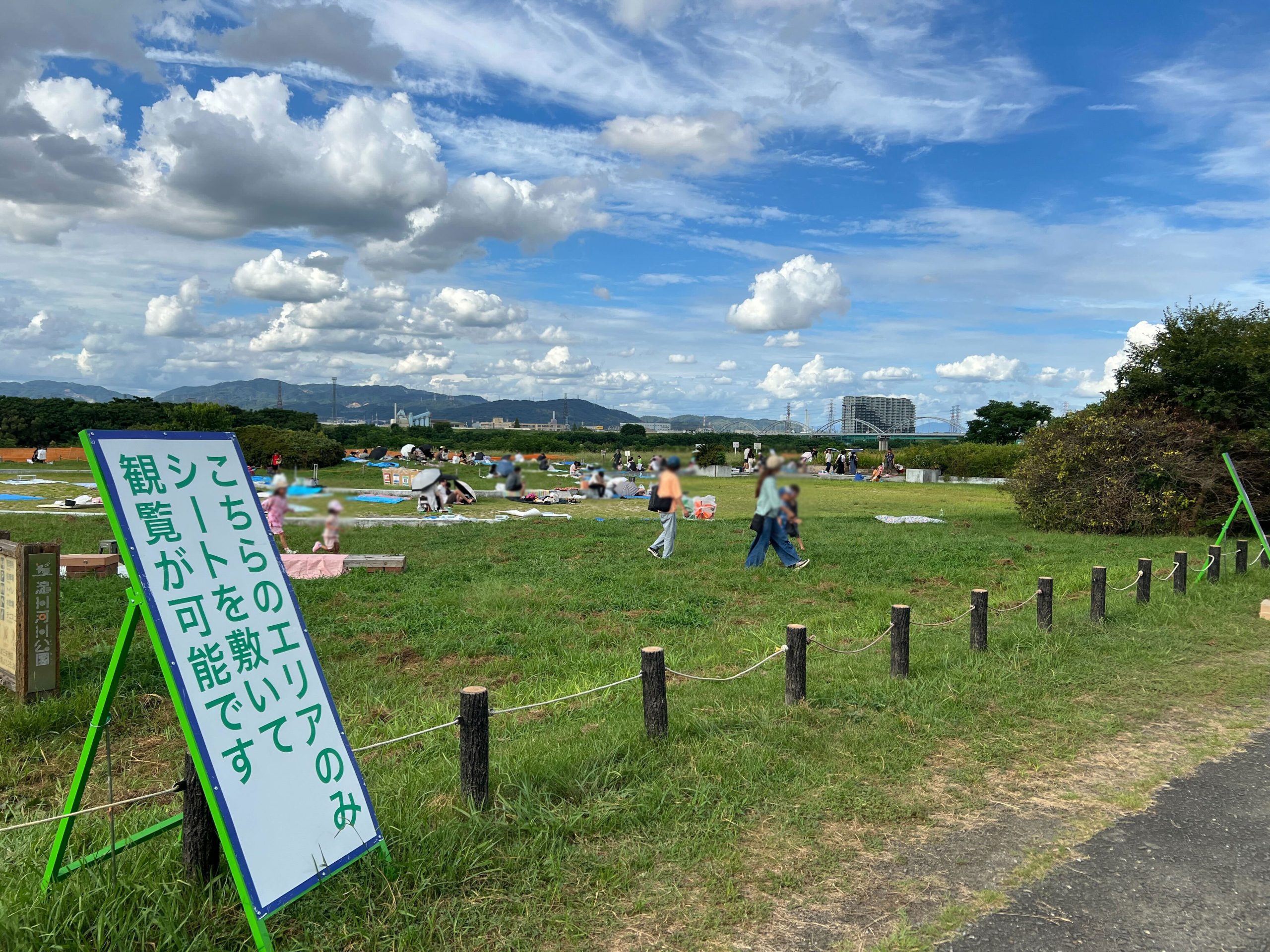 枚方会場のシート敷けるエリアは花火打上場所から結構距離ある - 枚方