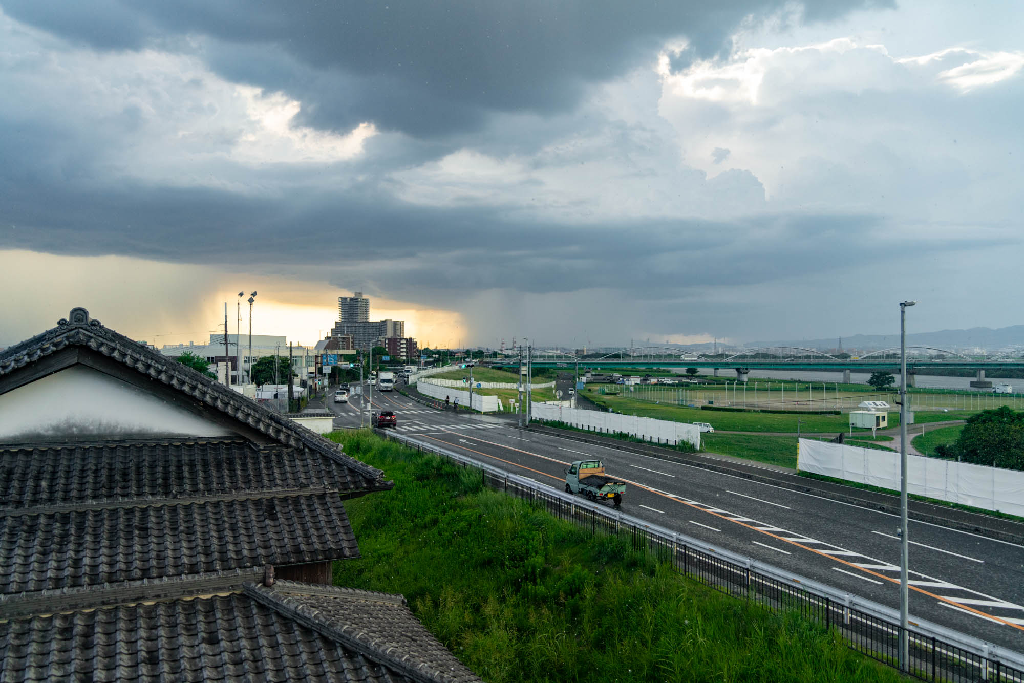 いま枚方から雨柱みえてる。2方向 - 枚方つーしん