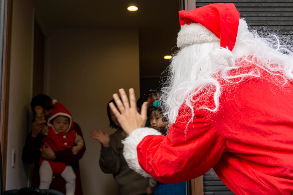 ピンポーン／はーい、どちらさま…って…サンタが家にやってきた！【ひら