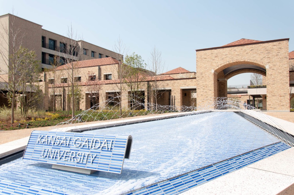 関西外大 御殿山キャンパスの外観（会場：谷本ホール）