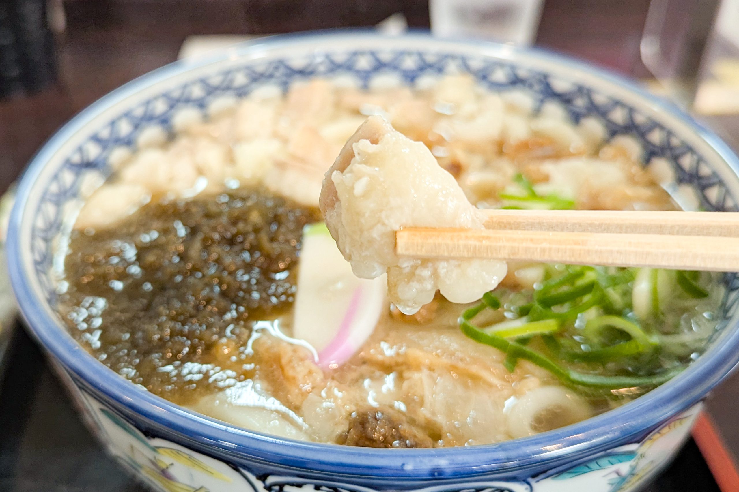 うどんそば・たなかや」の『牛もつと油かすミックスうどん』など（枚方
