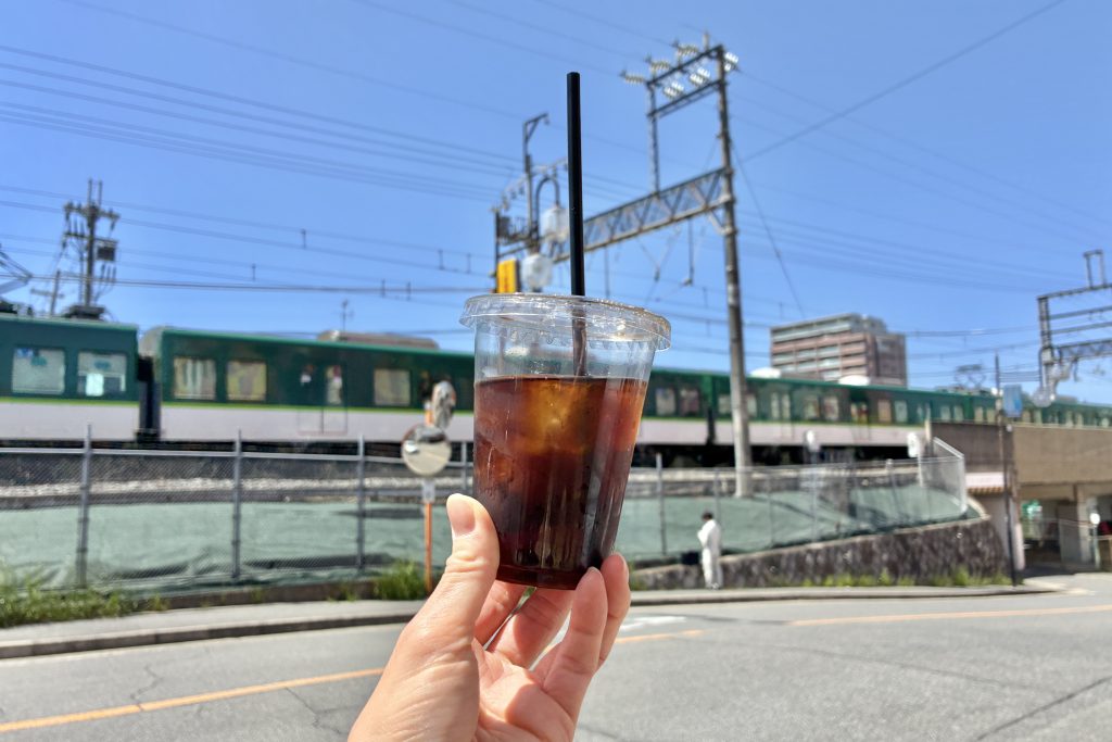 宮之阪駅から星ヶ丘駅へ歩いて行く途中の線路とコーヒー