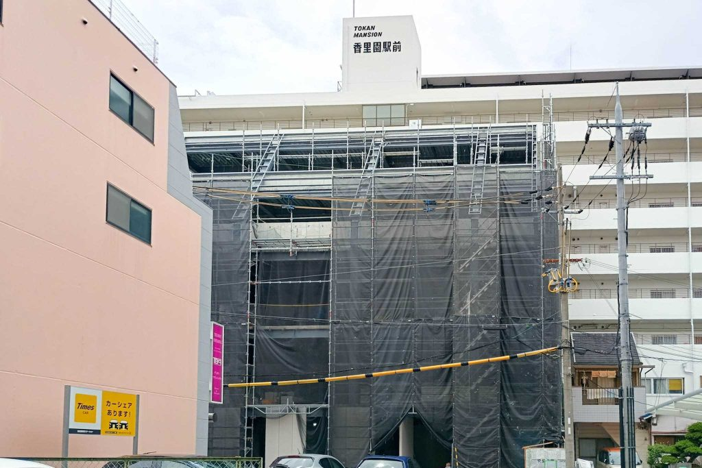 寝屋川市香里南之町　診療所や事務所などが入る5階建ての建物