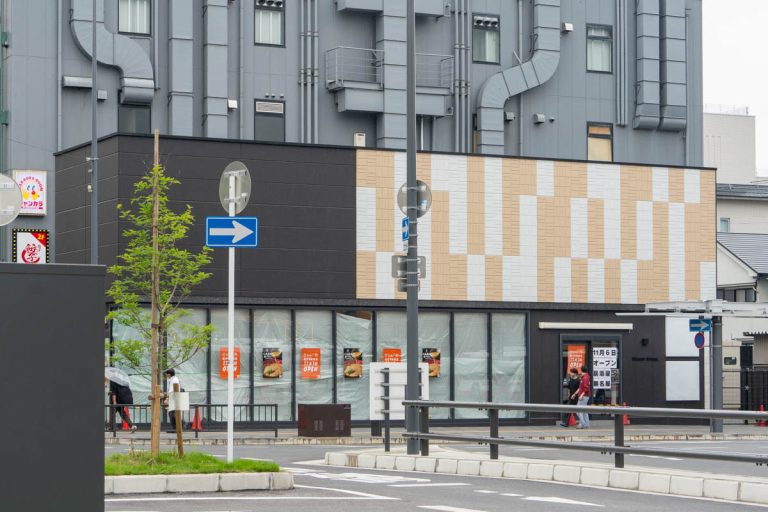 枚方市駅ロータリーにあるWoven Annexの外観