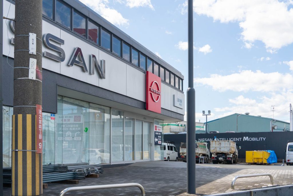 国道307号線沿いにある日産大阪 枚方店のようす