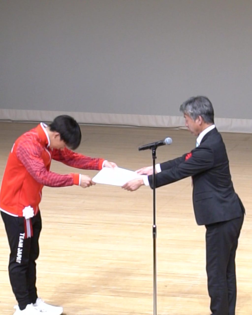 国際大会結果報告会で市民スポーツ賞を受け取る大橋信選手