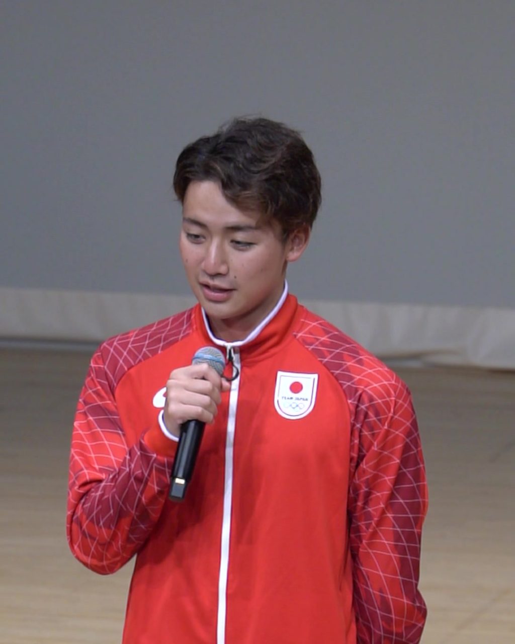 国際大会結果報告会で話す今福和志選手