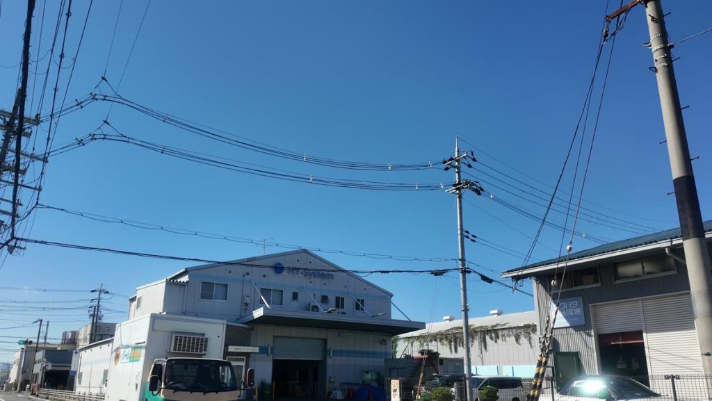 鉄道の駅がない久御山町の倉庫が並ぶ道路