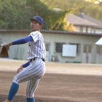 香里丘高校のグラウンドで投球練習をする岡本翔斗投手