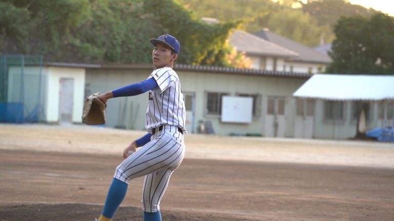 香里丘高校のグラウンドで投球練習をする岡本翔斗投手