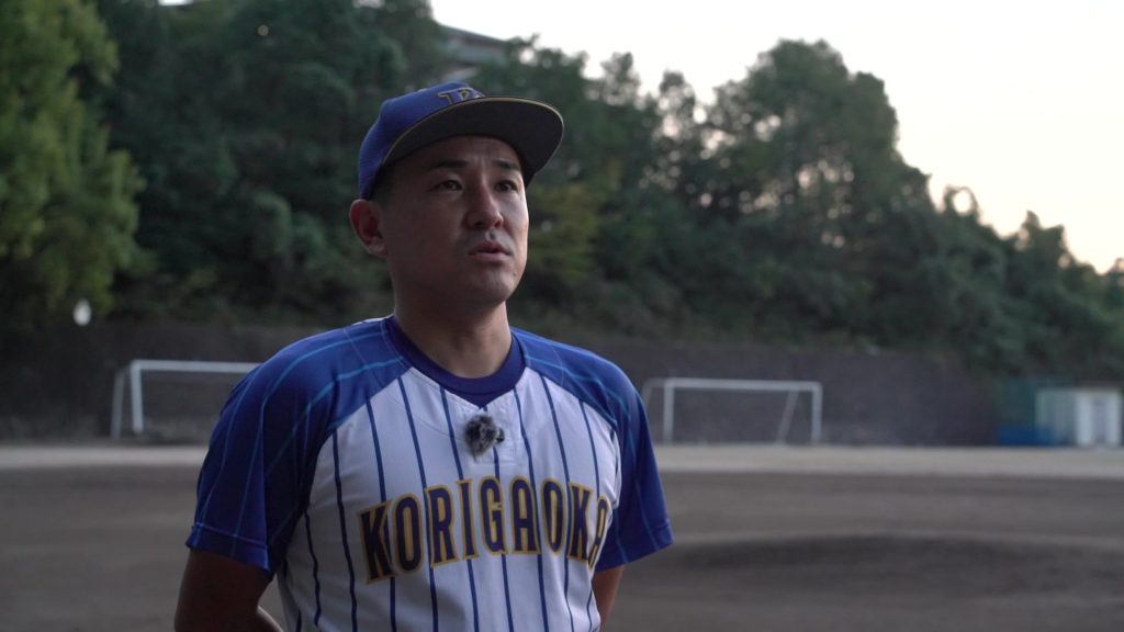 岡本翔斗投手について話す香里丘高校野球部の河本拓也監督