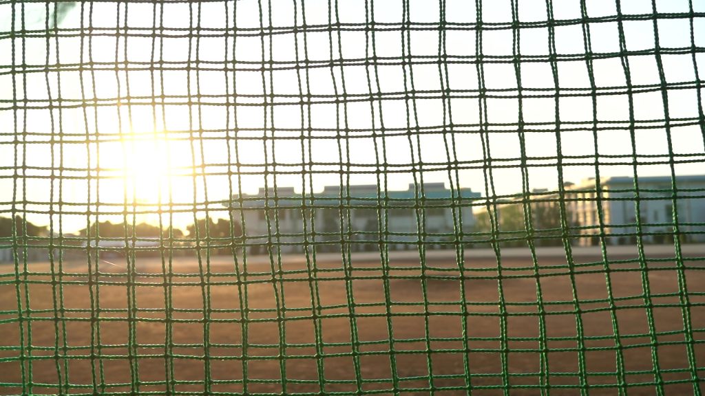 夕日が差し込む香里丘高校のグラウンド