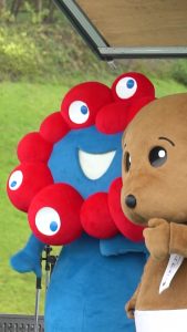 和幸カントリー倶楽部の特設ステージで踊るミャクミャク