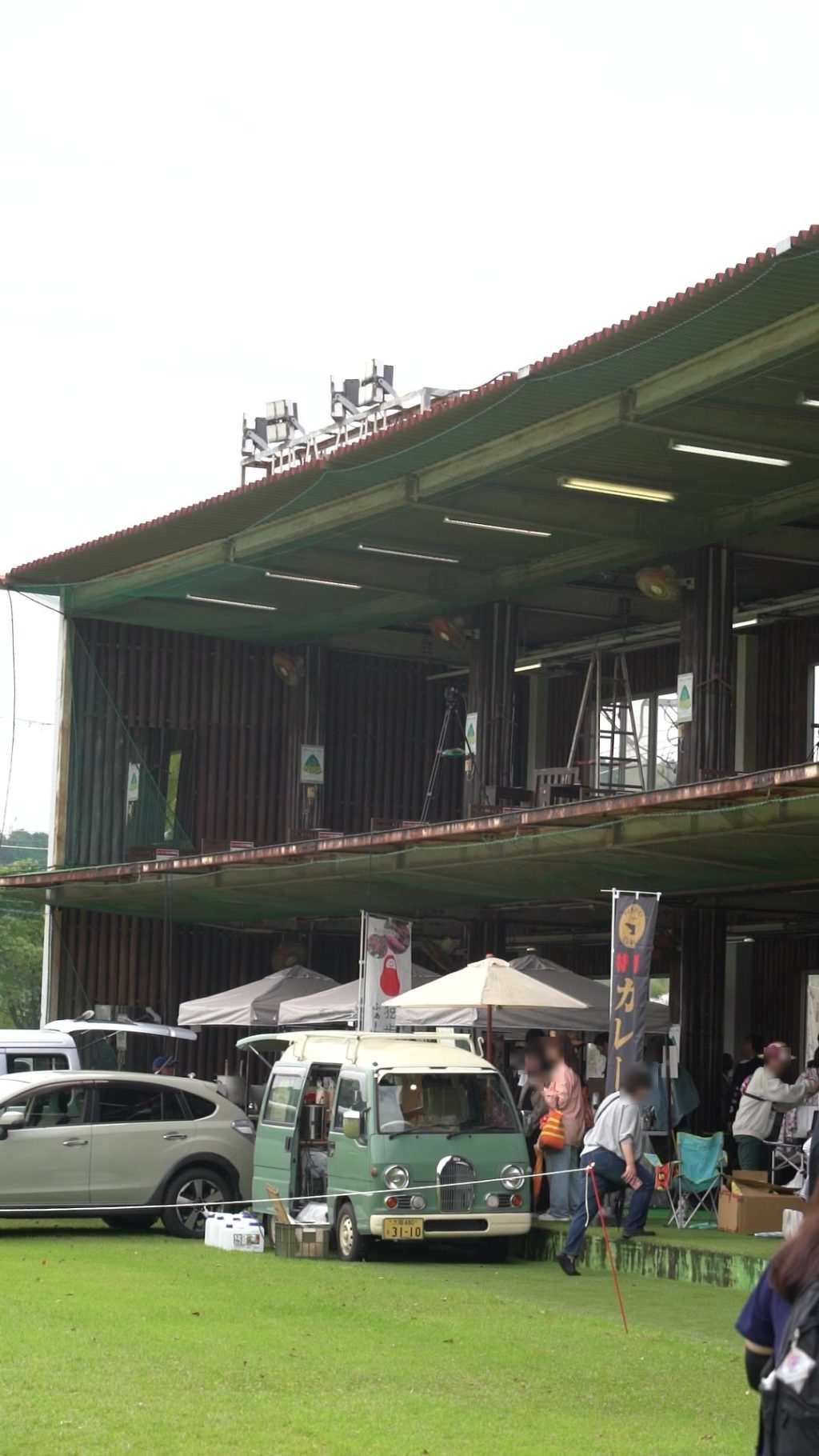 打席前に並ぶフード&ドリンクのテントとキッチンカー