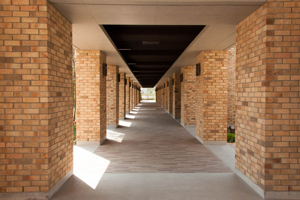 関西外大中庭-1803294