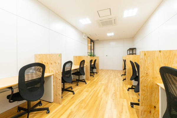 大阪・枚方市のコワーキングスペース ビィーゴの勉強・自習室の集中ルーム
