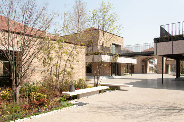 関西外大中庭-1803297