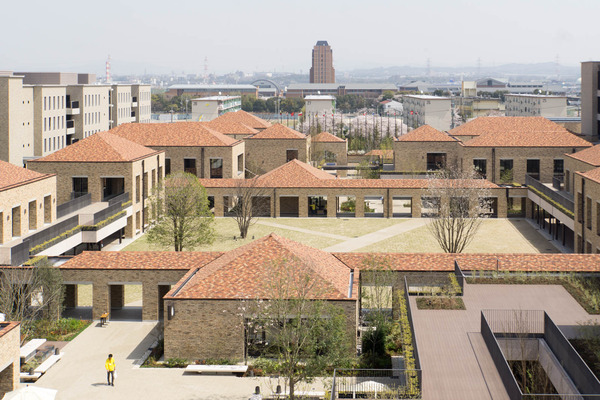 関西外大中庭-18032924