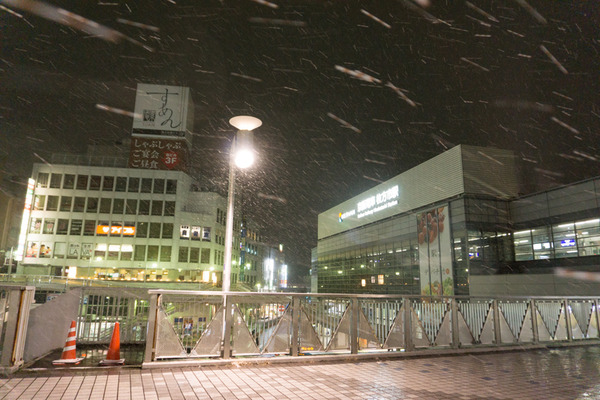 枚方市駅の雪-16