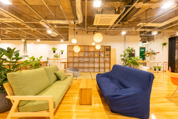 大阪・枚方市のコワーキングスペース ビィーゴのソファスペースと畳スペース