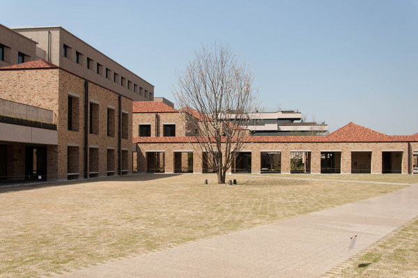 関西外大中庭-1803298