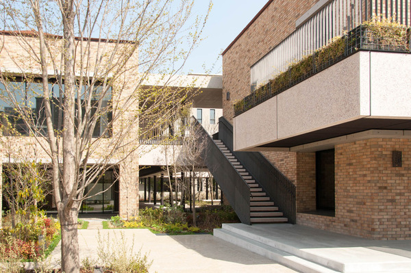 関西外大中庭-1803296