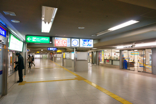 枚方市駅東改札20130221