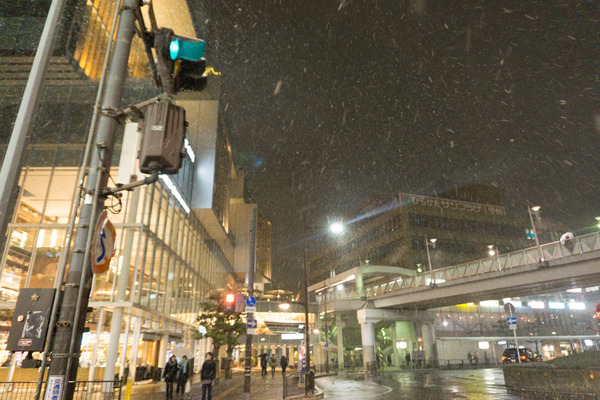 枚方市駅の雪-22