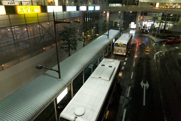 枚方市駅の雪-12
