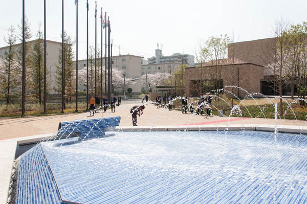 関西外大中庭-1803292