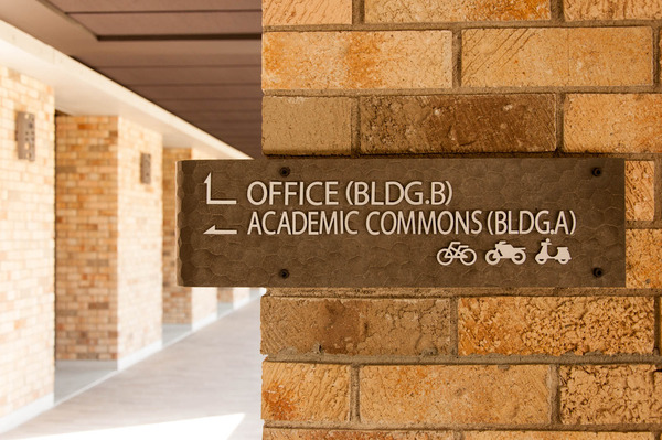 関西外大中庭-1803299