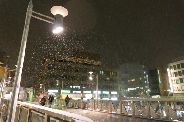 枚方市駅の雪-19