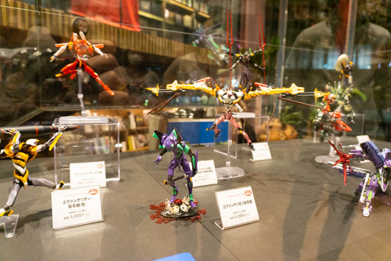 枚方t Siteで赤く照らされた2mのエヴァ初号機 枚方フォト 枚方つーしん