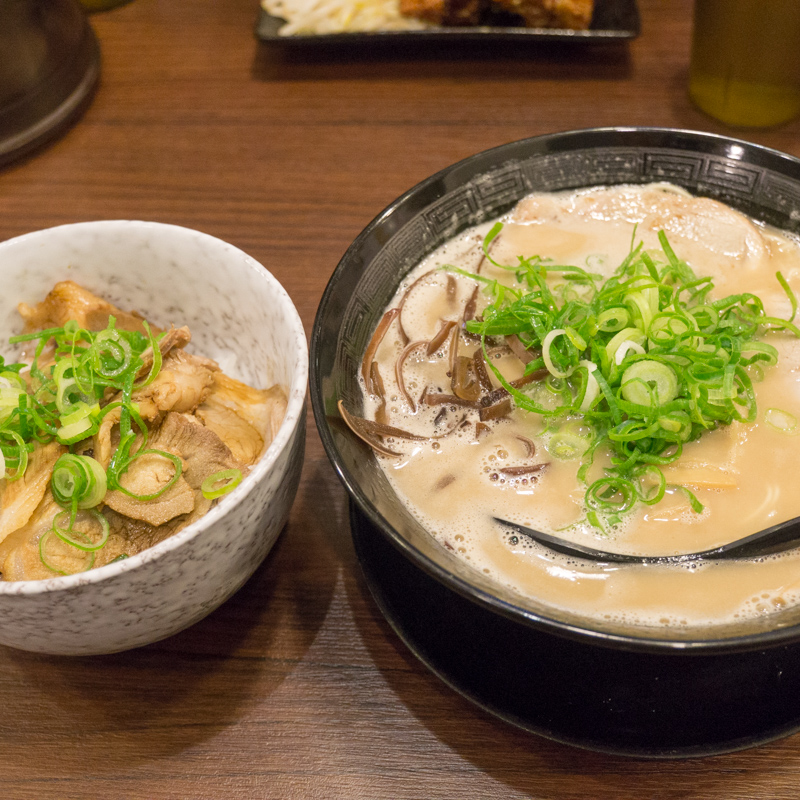 らーめん京龍 の 豚骨ラーメンとチャーシュー丼セット ひらつーグルメ 枚方つーしん