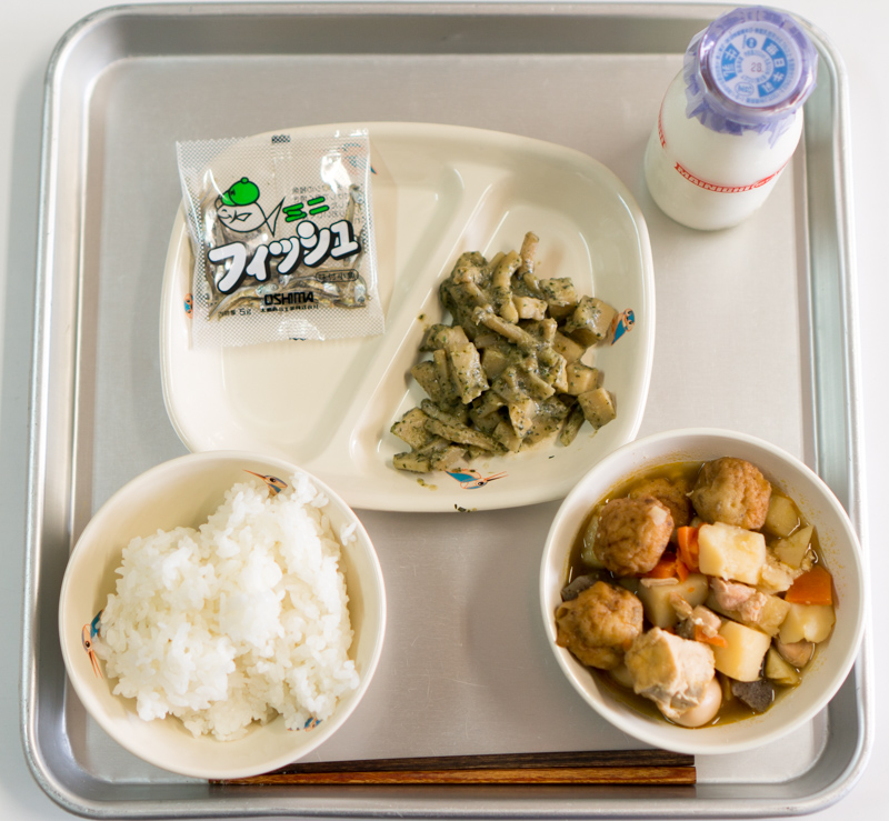小学校の給食!大おかず「関東煮」など食べてきた。懐かしの牛乳キャップも復活【枚方の給食】 - 枚方つーしん