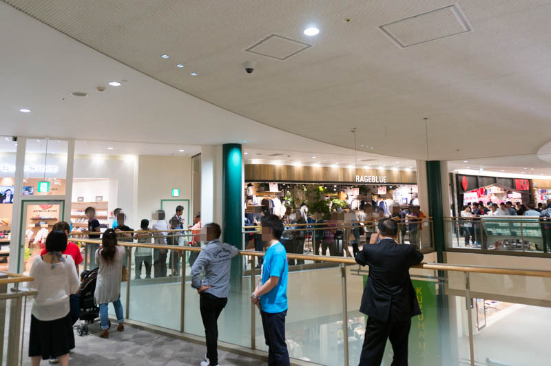 くずはモールにつくってたスマホアクセサリー店 アップバンクストア がオープンしてる マックスむらいと記念撮影してきた 枚方つーしん