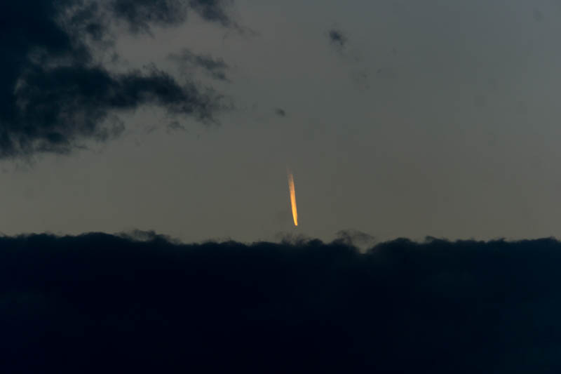 12月4日に目撃された垂直に落ちる光の正体は飛行機雲 めざましテレビが解明してくれた 枚方つーしん