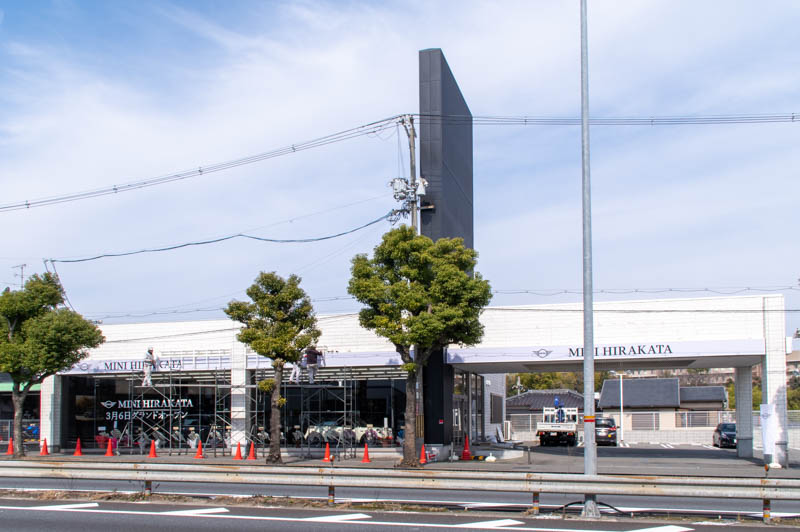 1号線ぞい宮之阪に Mini の販売店ができてる 枚方つーしん