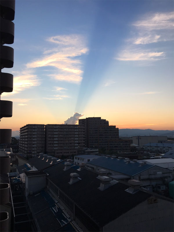 枚方各地で目撃された雲が割れたような不思議な現象 枚方フォト 枚方つーしん