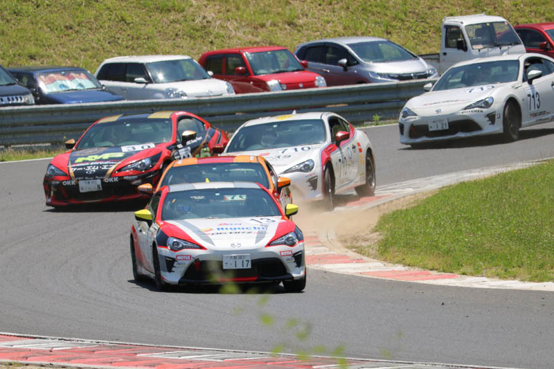 枚方初のレーシングチームがスポンサー募集 プロドライバーに運転を教えてもらえる特典も ひらつー広告 枚方つーしん