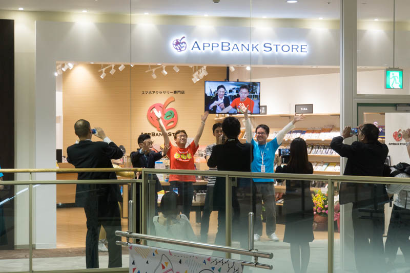 くずはモールにつくってたスマホアクセサリー店 アップバンクストア がオープンしてる マックスむらいと記念撮影してきた 枚方つーしん